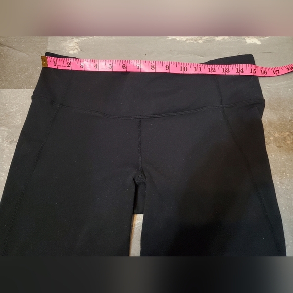 Lululemon cropped pants. Black. Ruched detail. Open at lower back. 18". Size 10. - Picture 9 of 12